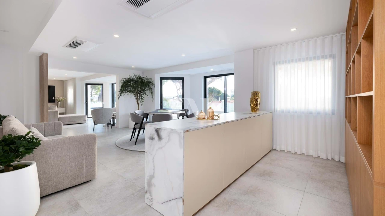 Moradia T8 para Arrendamento em Quarteira Foto 12