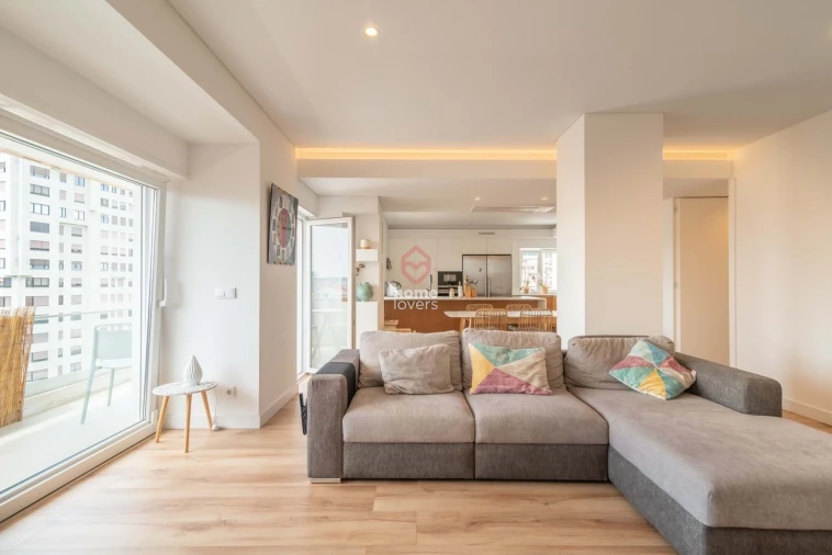 Apartamento T3 para Venda em Areeiro Foto 2