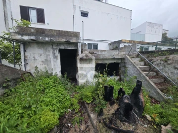 Moradia T2 para Venda em Angra (Santa Luzia)
