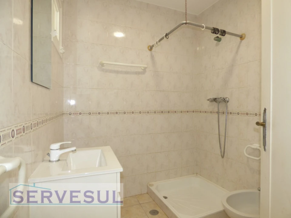 Moradia T4 para Venda em Mexilhoeira Grande Foto 9