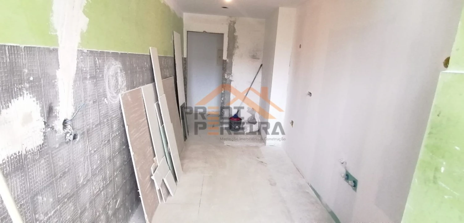 Apartamento T3 para Venda em Santo António dos Cavaleiros e Frielas Foto 2