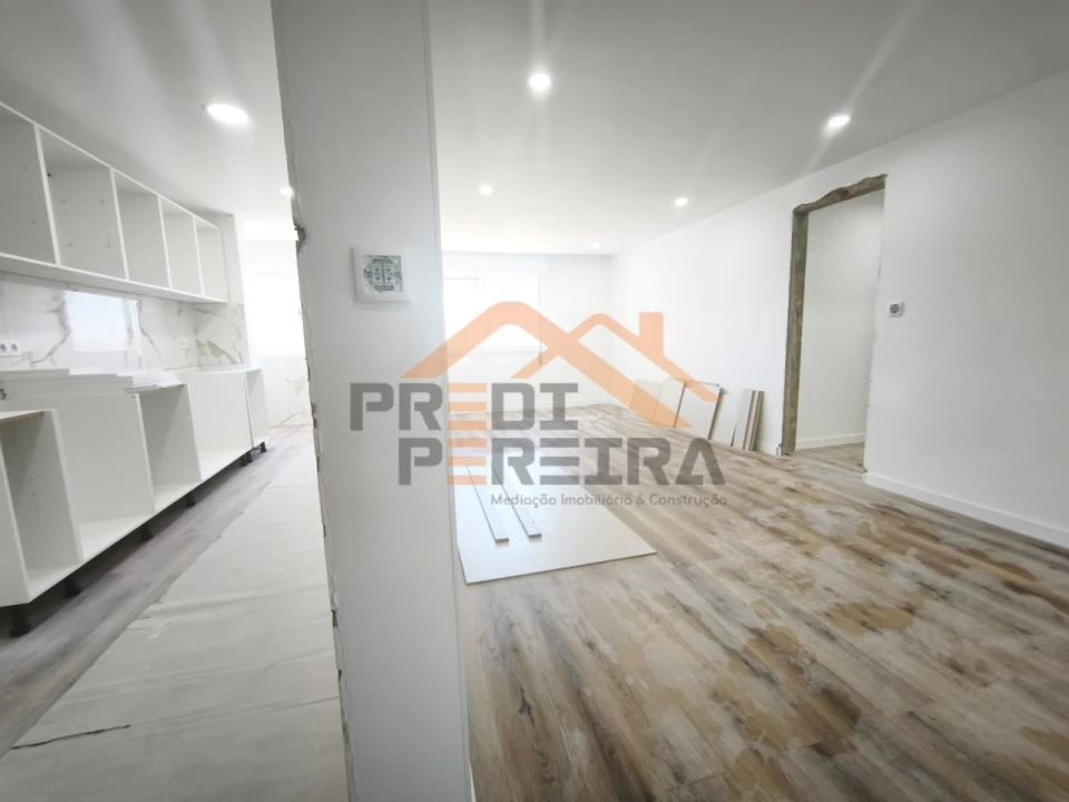 Apartamento T3 para Venda em Santo António dos Cavaleiros e Frielas Foto 3