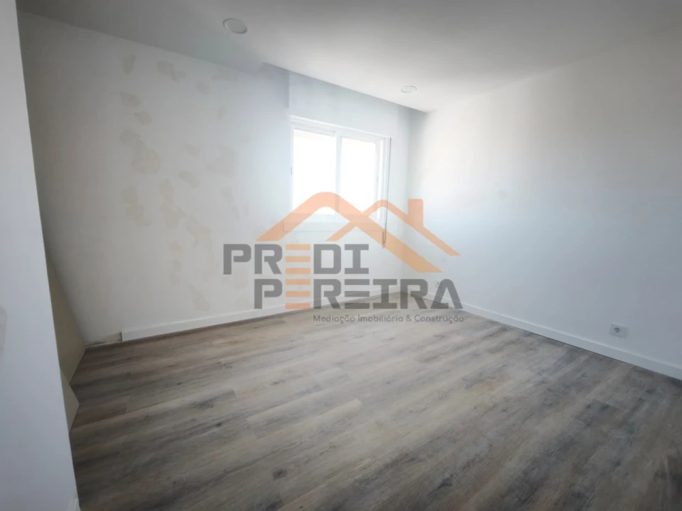 Apartamento T3 para Venda em Santo António dos Cavaleiros e Frielas Foto 10