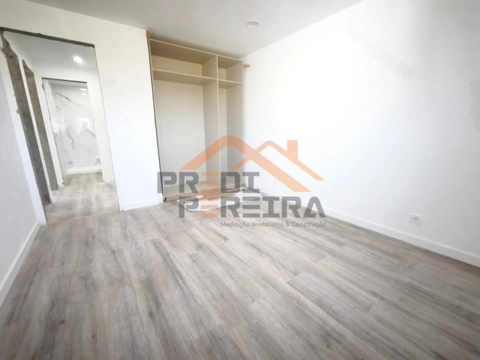 Apartamento T3 para Venda em Santo António dos Cavaleiros e Frielas Foto 15