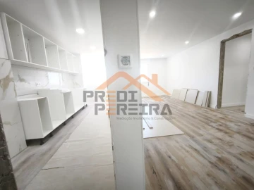 Apartamento T3 para Venda em Santo António dos Cavaleiros e Frielas