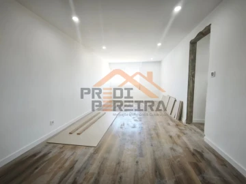 Apartamento T3 para Venda em Santo António dos Cavaleiros e Frielas