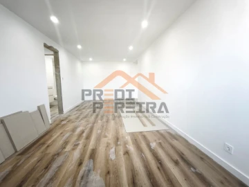 Apartamento T3 para Venda em Santo António dos Cavaleiros e Frielas