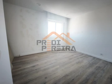 Apartamento T3 para Venda em Santo António dos Cavaleiros e Frielas