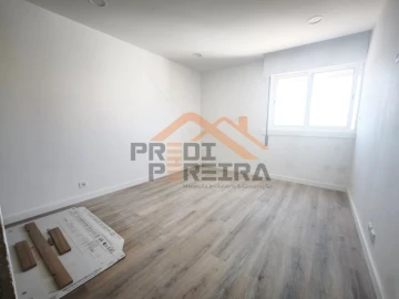 Apartamento T3 para Venda em Santo António dos Cavaleiros e Frielas