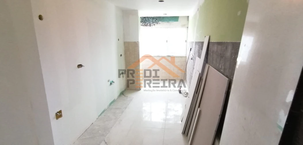 Apartamento T3 para Venda em Santo António dos Cavaleiros e Frielas Foto 1