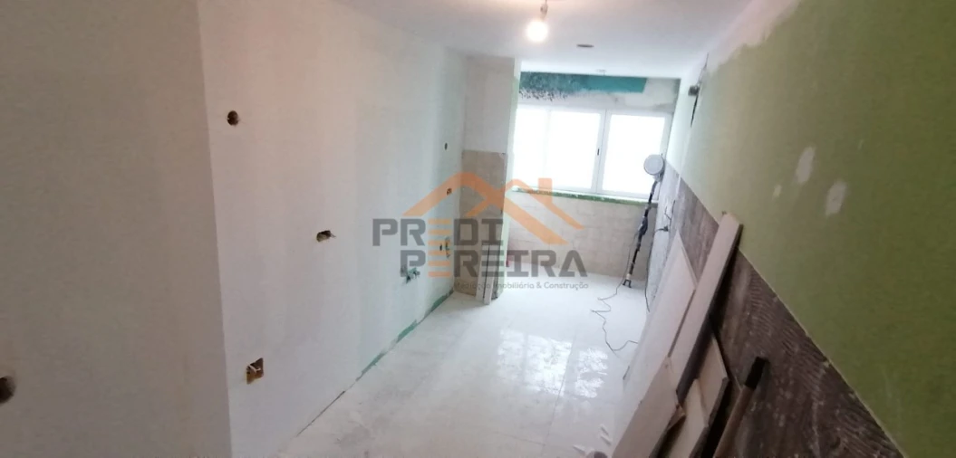 Apartamento T3 para Venda em Santo António dos Cavaleiros e Frielas Foto 4