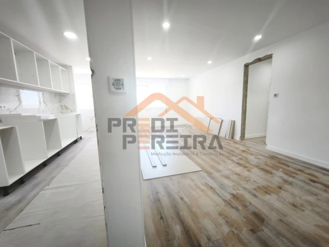 Apartamento T3 para Venda em Santo António dos Cavaleiros e Frielas Foto 3