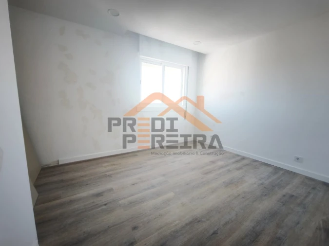 Apartamento T3 para Venda em Santo António dos Cavaleiros e Frielas Foto 10