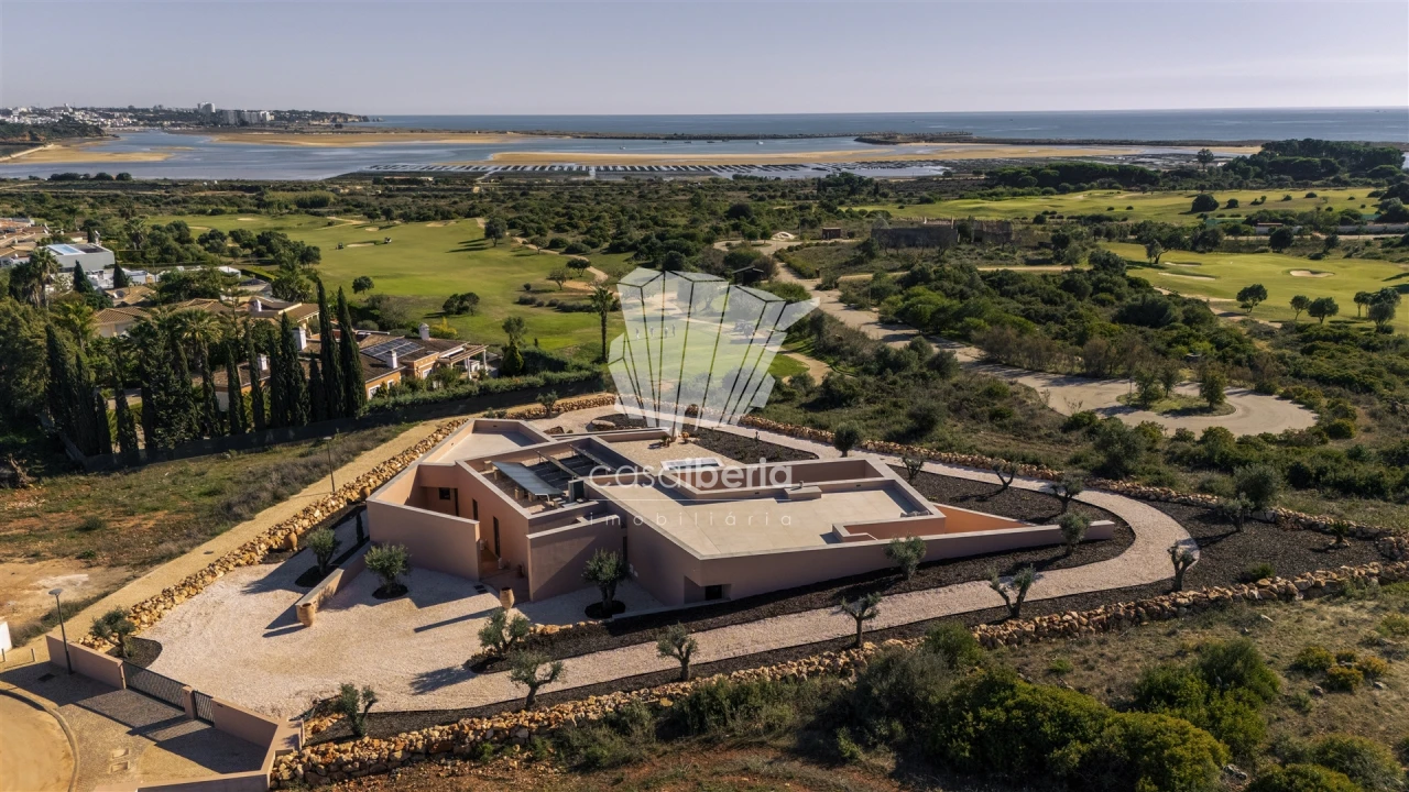 Moradia T4 para Venda em Odiaxere Foto 1