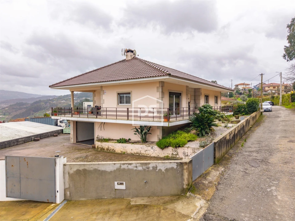 Moradia T3 para Venda em São Martinho de Sardoura Foto 2