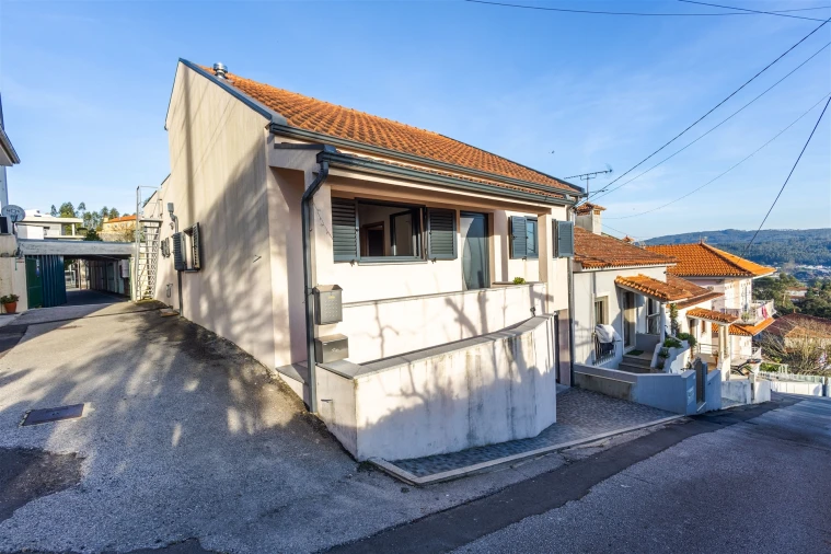 Moradia T3 para Venda em Parada de Todeia Foto 2