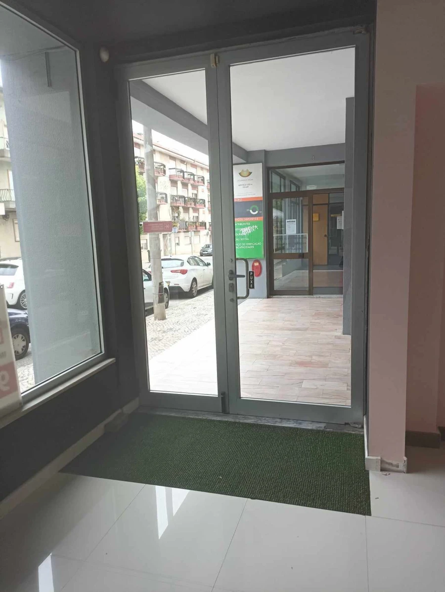 Loja para Arrendamento em São João Baptista e Santa Maria dos Olivais Foto 3