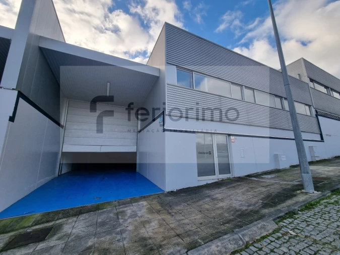 Armazém para Arrendamento em Brito