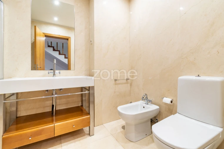 Moradia T4 para Venda em Canelas Foto 19