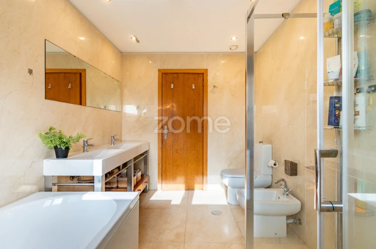 Moradia T4 para Venda em Canelas Foto 34