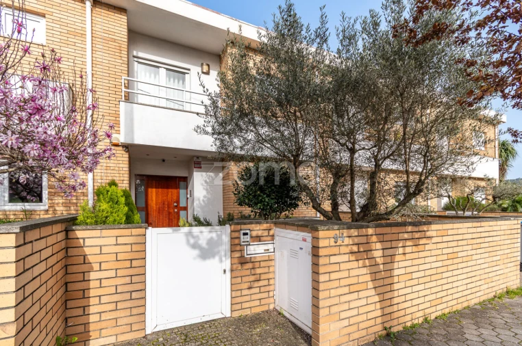 Moradia T4 para Venda em Canelas Foto 3