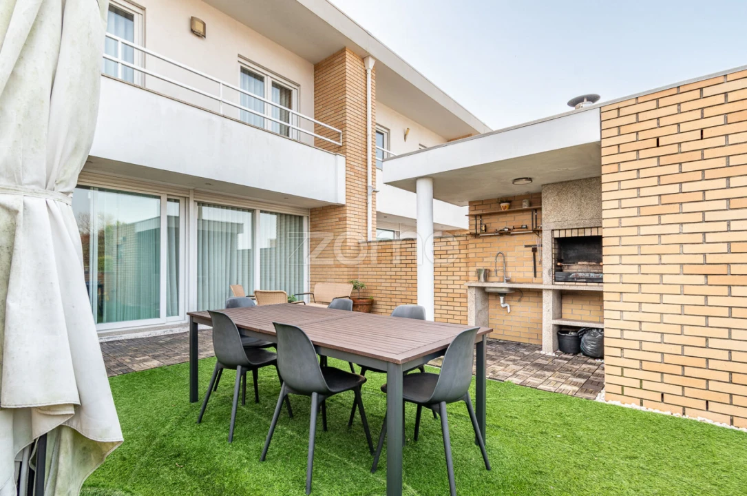 Moradia T4 para Venda em Canelas Foto 16