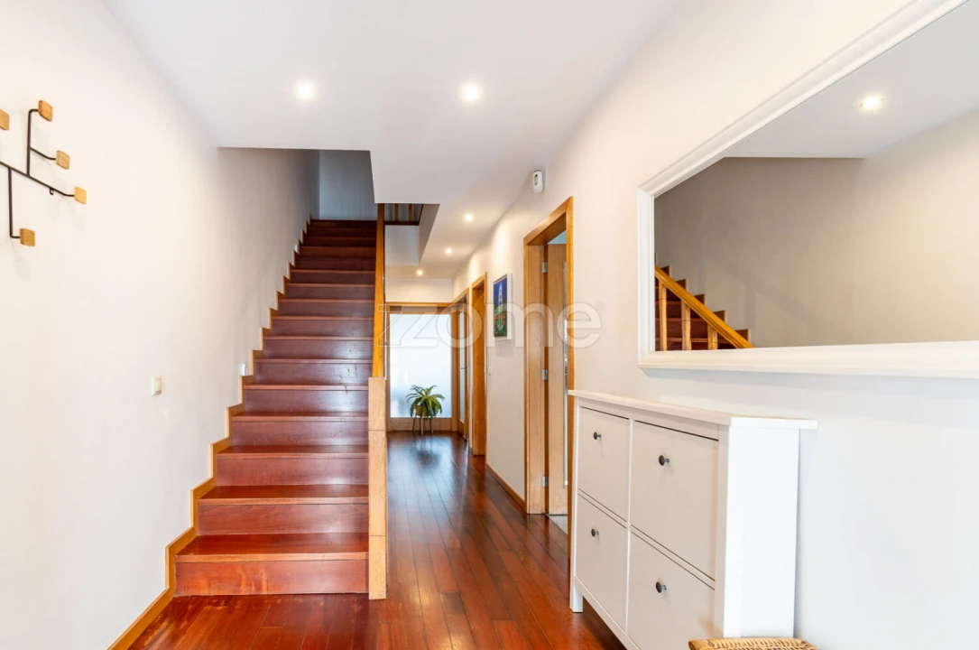 Moradia T4 para Venda em Canelas Foto 4