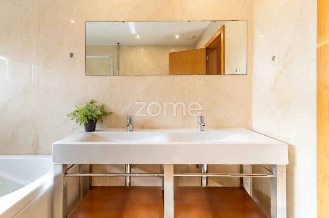 Moradia T4 para Venda em Canelas Foto 33