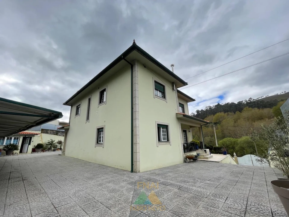 Moradia T4 para Venda em Rebordões (Santa Maria) Foto 9