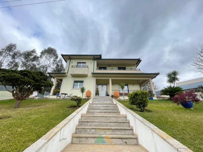 Moradia T4 para Venda em Rebordões (Santa Maria) Foto 2