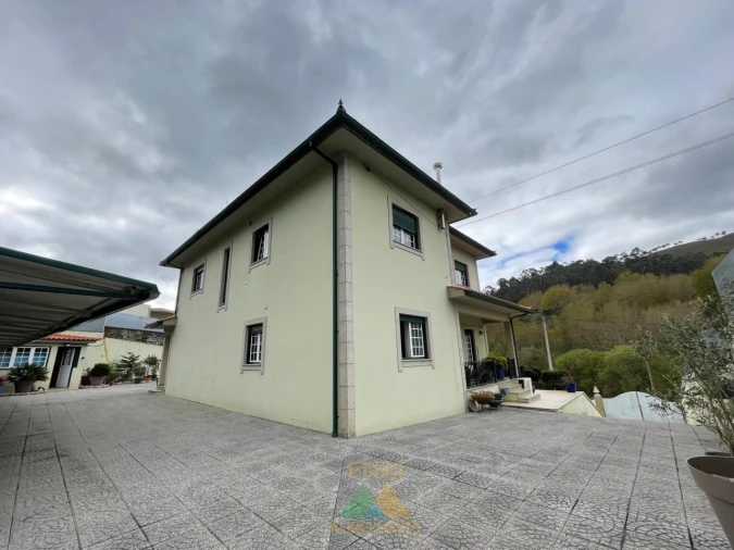 Moradia T4 para Venda em Rebordões (Santa Maria) Foto 9