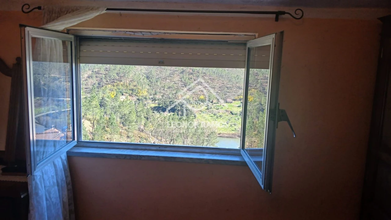 Moradia T4 para Venda em Cambas Foto 36