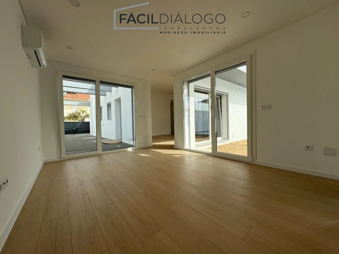 Moradia T4 para Venda em Fernao Ferro Foto 11