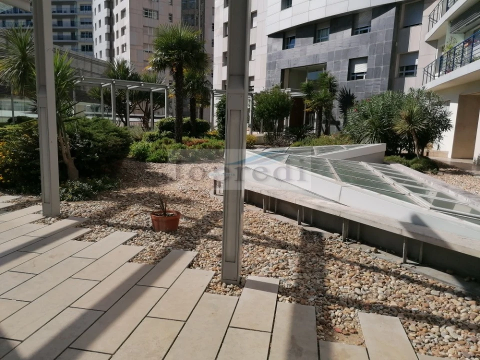Apartamento T2 para Arrendamento em Campolide Foto 15