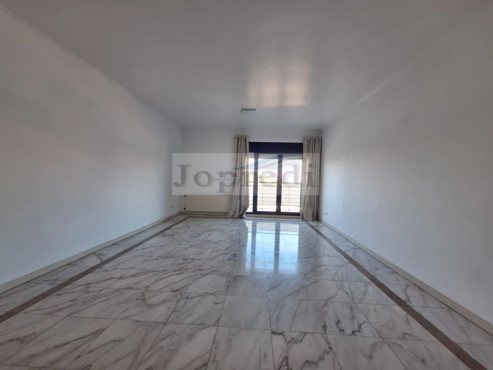 Apartamento T2 para Arrendamento em Campolide Foto 3