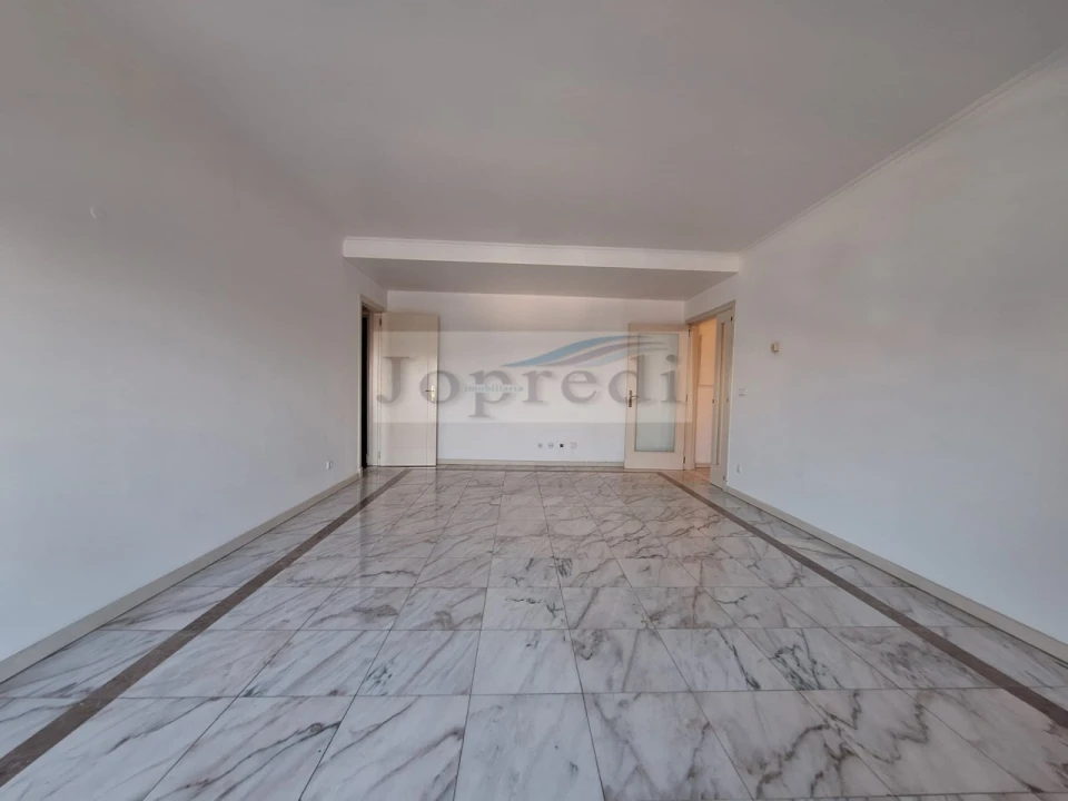 Apartamento T2 para Arrendamento em Campolide Foto 4