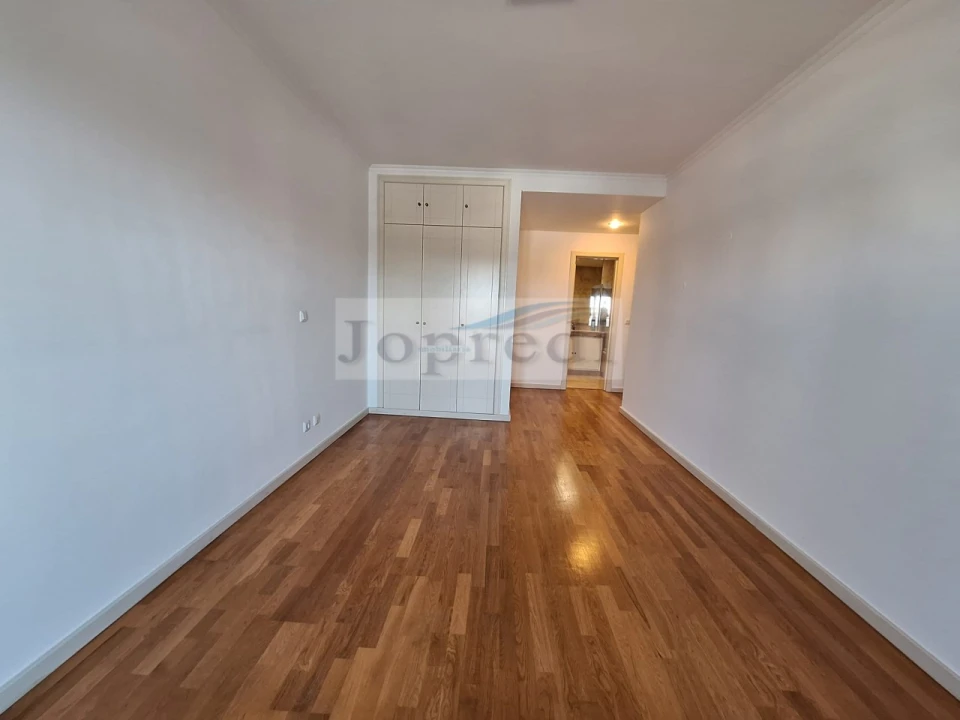 Apartamento T2 para Arrendamento em Campolide Foto 9
