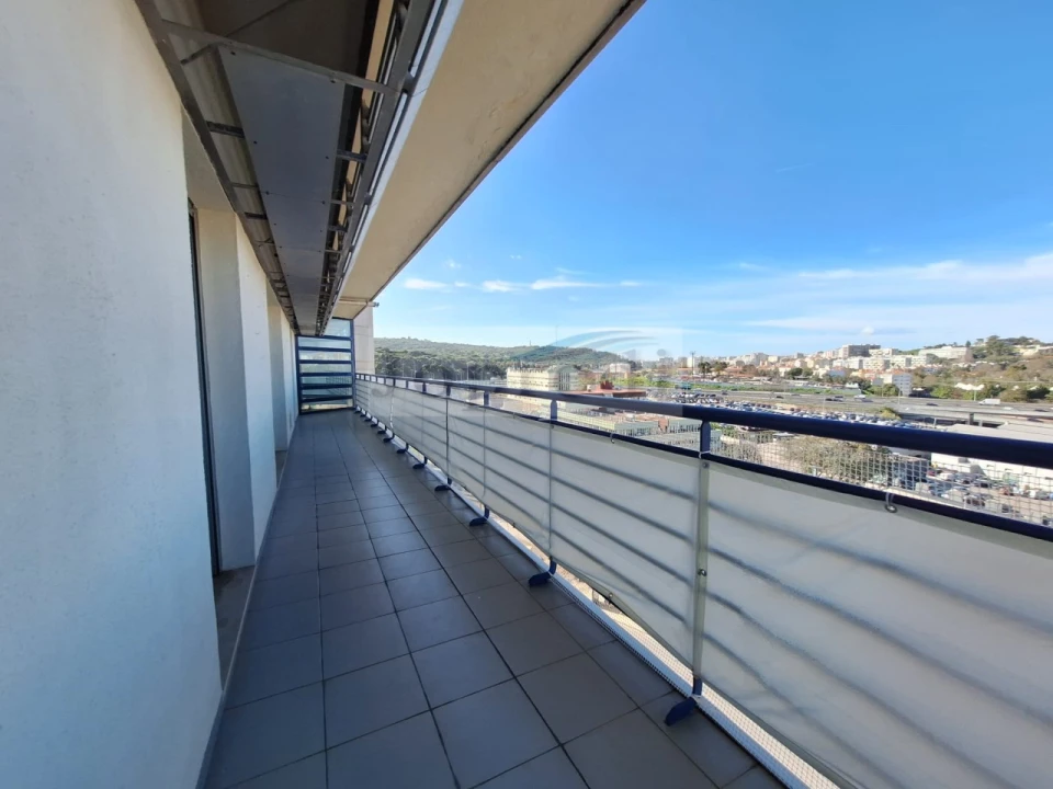 Apartamento T2 para Arrendamento em Campolide Foto 2