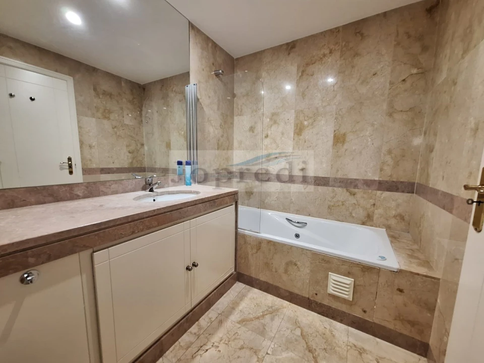 Apartamento T2 para Arrendamento em Campolide Foto 12