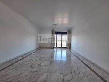 Apartamento T2 para Arrendamento em Campolide