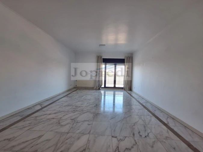 Apartamento T2 para Arrendamento em Campolide Foto 3