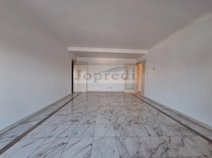 Apartamento T2 para Arrendamento em Campolide Foto 4