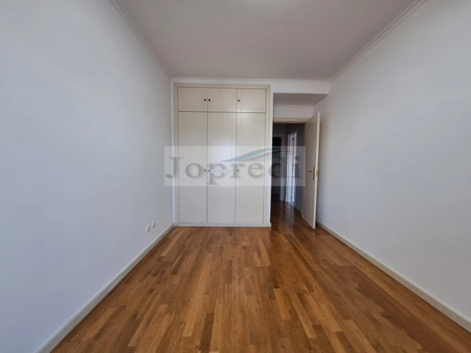 Apartamento T2 para Arrendamento em Campolide Foto 8