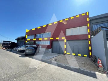 Armazém para Venda em Sacavém e Prior Velho