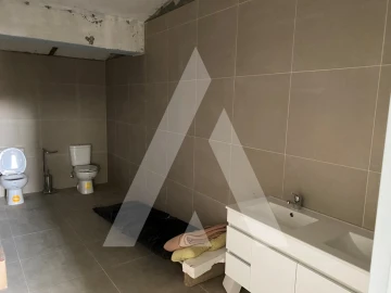 Armazém para Venda em Loures