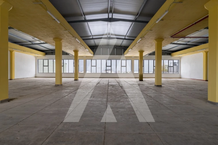 Armazém para Venda em Loures