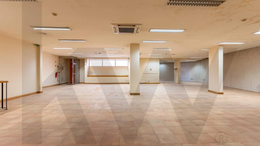 Armazém para Venda em Funchal (Santa Luzia)