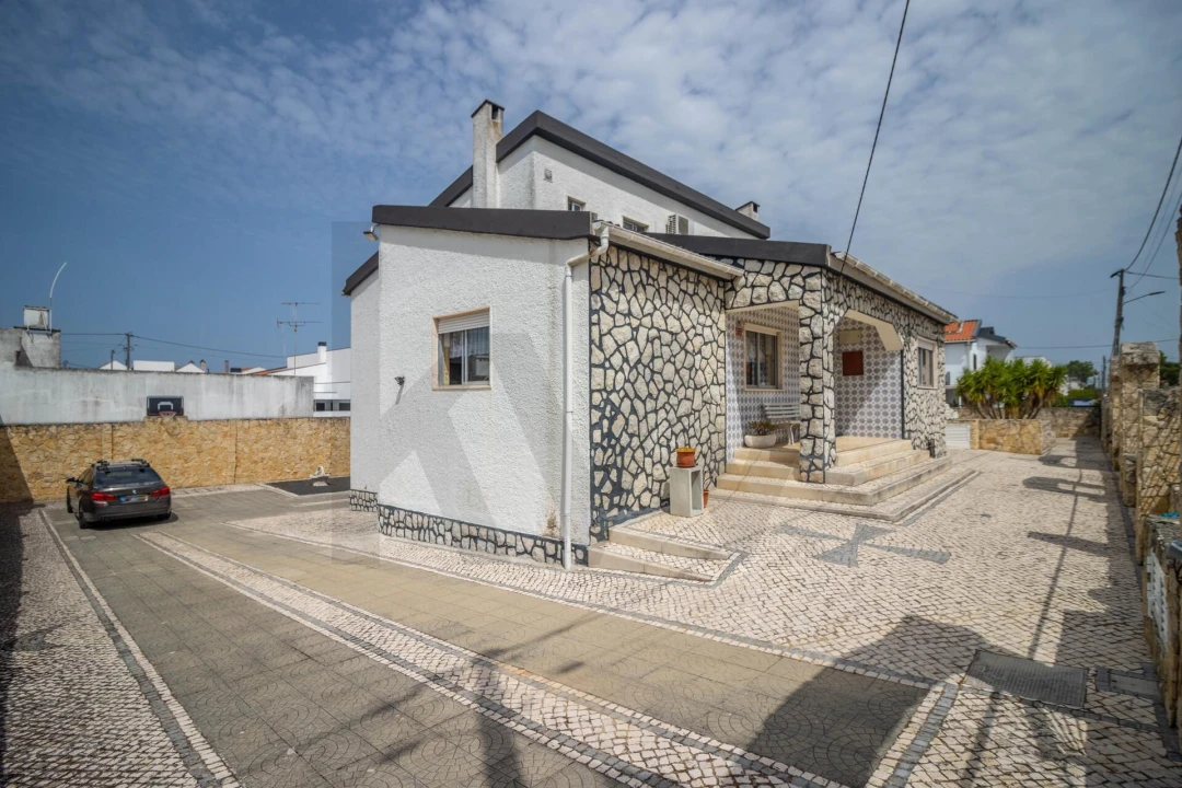 Moradia T4 para Venda em Fernao Ferro Foto 1