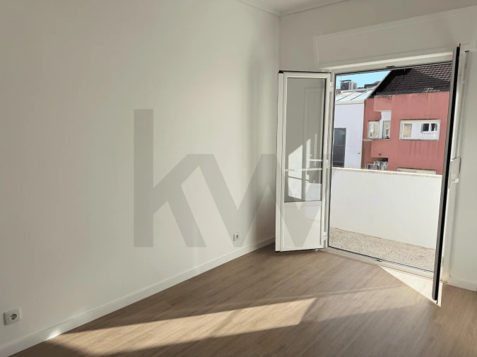 Apartamento T2 para Arrendamento em Campo de Ourique Foto 3