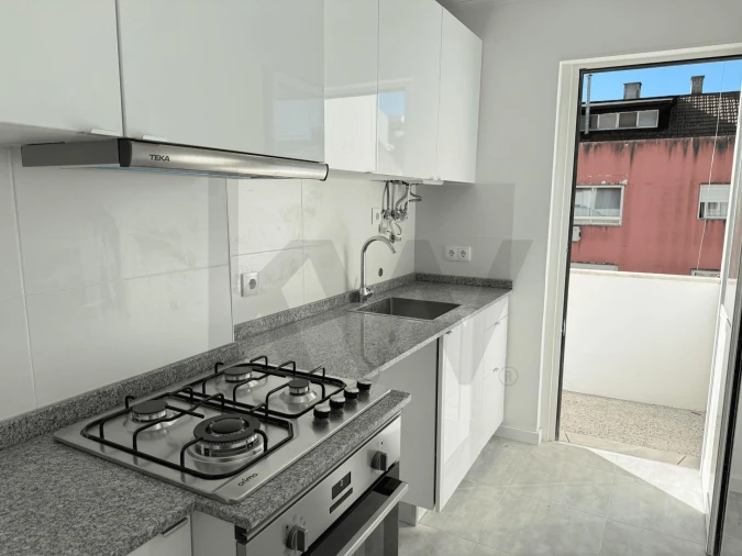 Apartamento T2 para Arrendamento em Campo de Ourique Foto 8